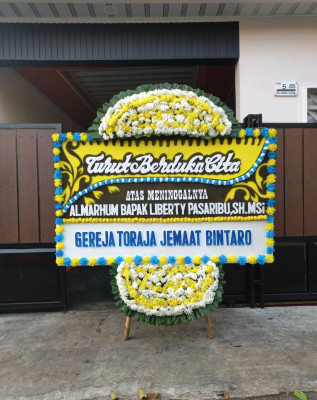 Papan Bunga Duka di Danau