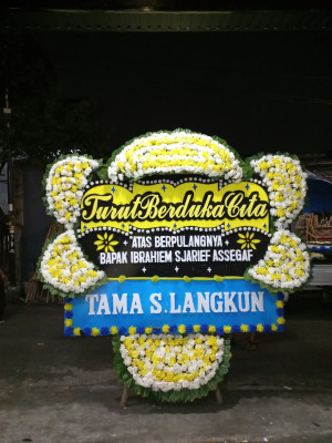 Papan Bunga Duka di Danau