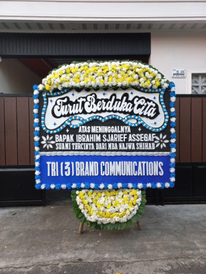 Papan Bunga Duka di Danau